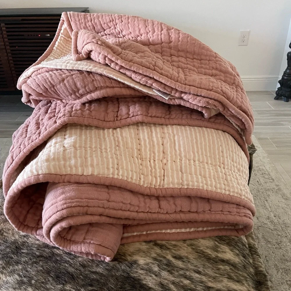 Anthropologie Airy Gauze Reversible Quilt with 2 standard shams FULL